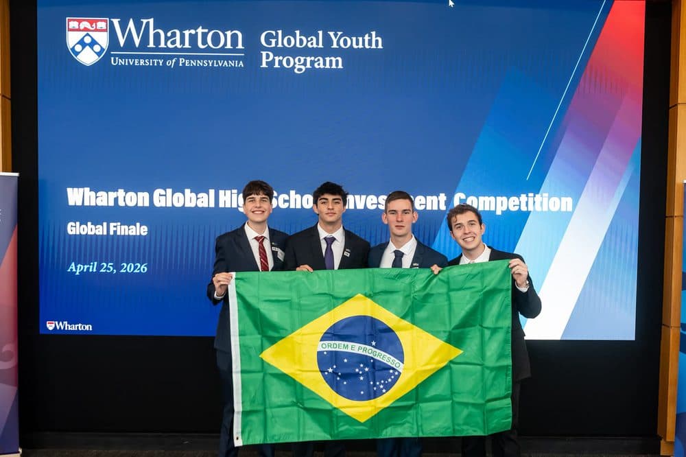 Equipe HHA Investments com a bandeira do Brasil na final global